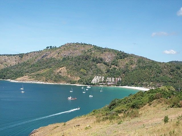 Le cap Promthèp : vue de la plage de Nai Harn