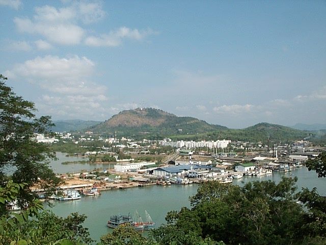 Phuket-ville - vue depuis Kho Sirey