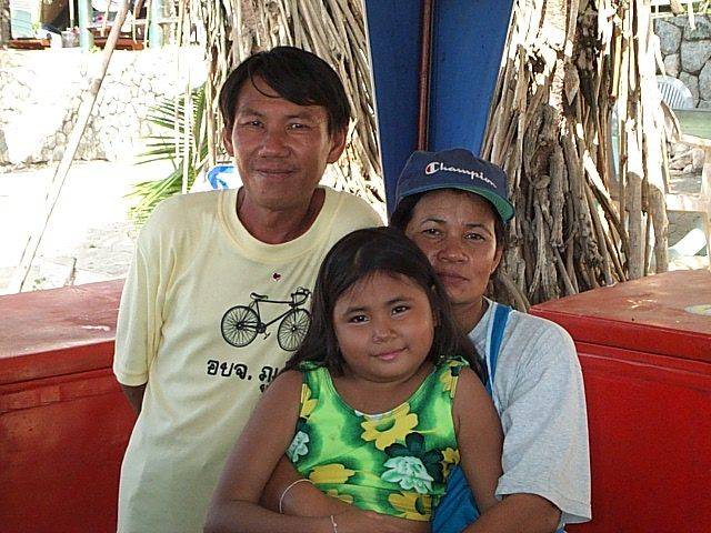 Bar de la plage à Kata : Na - Ott et leur fille